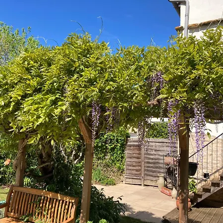 Quiet Double Ensuite Room, Own Entrance Oda ve Kahvaltı Varen