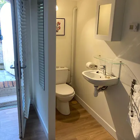 Oda ve Kahvaltı Quiet Double Ensuite Room, Own Entrance 3*